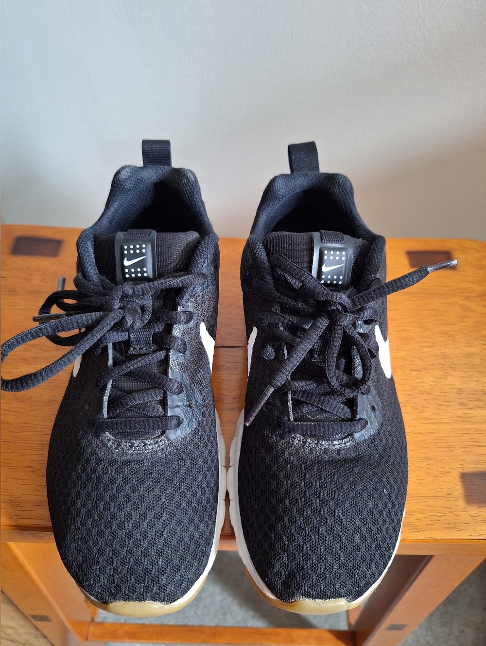 Nike Women's Air Max Motion Sz 6 Black White - Picture 5 of 13